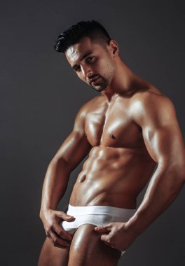 Yakışıklı adam veya kas maço