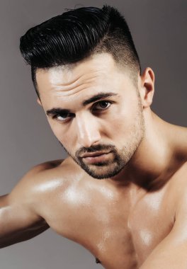 Yakışıklı adam veya kas maço