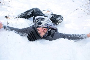 yakışıklı adam karda döşeme