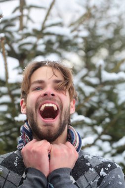 yakışıklı bir adam kış orman