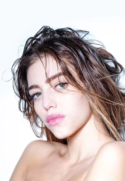 uzun süre ıslak saçlı güzel kız