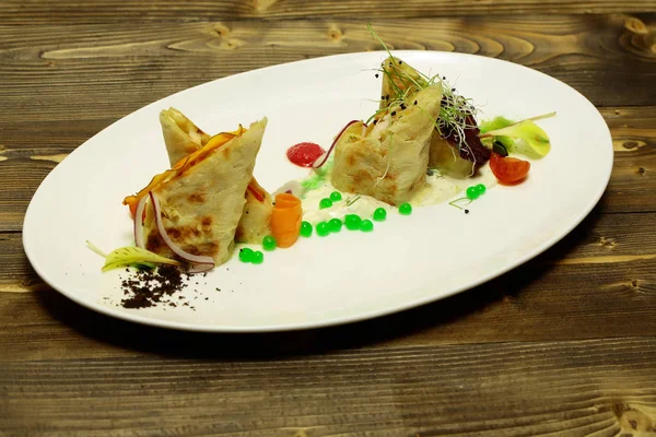 Des morceaux de tarte aux poissons écailleux — Photo