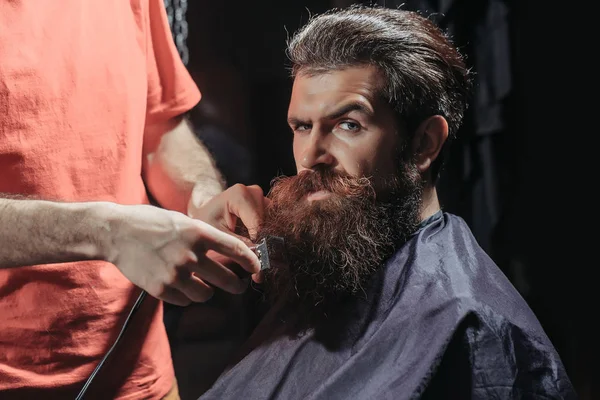 Berber Dükkanı yakışıklı sakallı adam