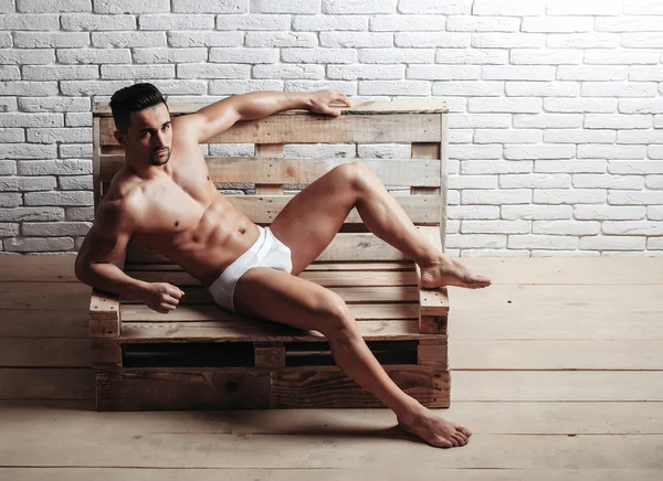 Yakışıklı kaslı adam ahşap Bank