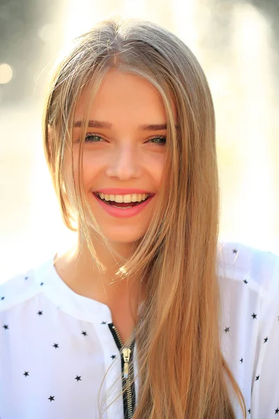 sarışın sevimli kız güneşli