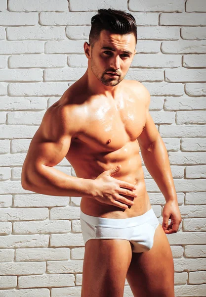 Yakışıklı adam veya kas maço