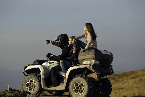 Homem e meninas passeio quad — Fotografia de Stock