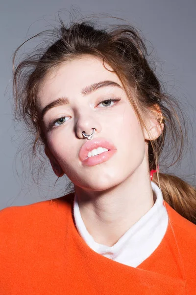 Turuncu ceketli oldukça moda kız