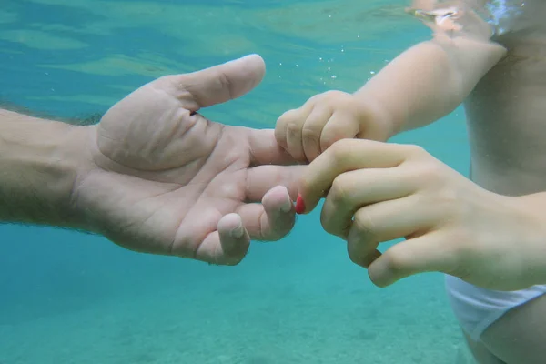 Mani umane in acqua — Foto Stock