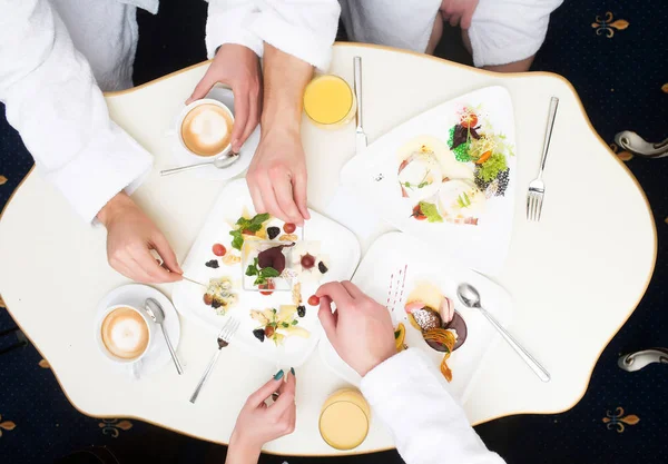 yiyecek ve içecekler ile el