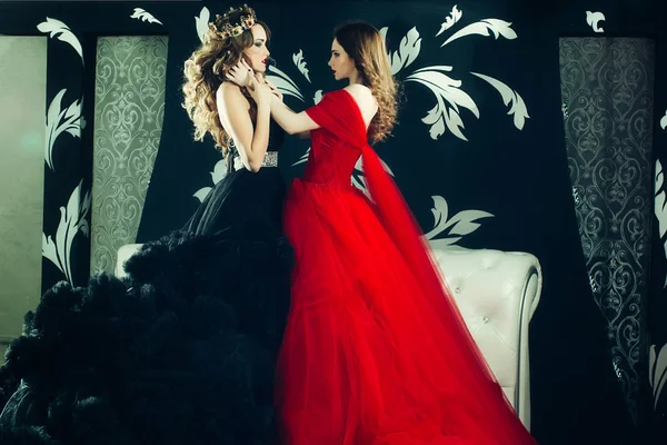 Mujeres bonitas en vestidos elegantes — Foto de Stock