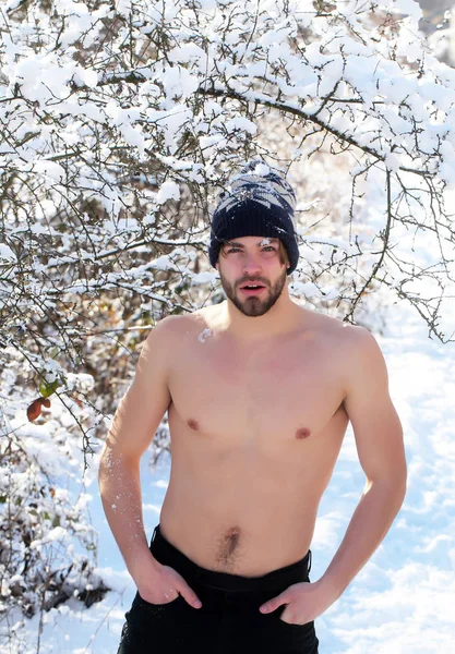 Gelukkig gespierde man in winter forest — Stockfoto