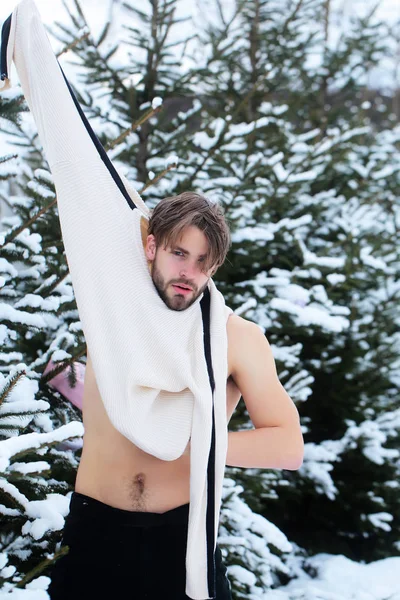 Knappe man in winter forest — Stockfoto