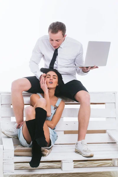 Üzletember és a nő, laptop — Stock Fotó