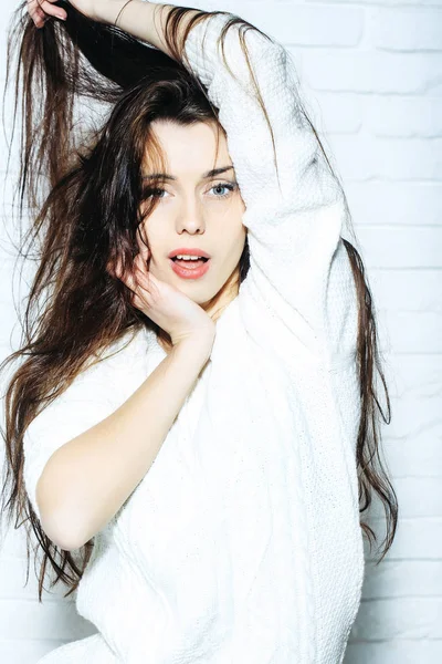 Beyaz kazaklı güzel kadın