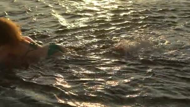 Sexuální dívka s svůdné hýždě plave v oceánu na turistickou dovolenou — Stock video