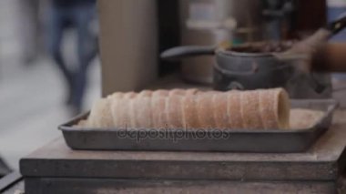 Trdelnik fırın sokak piyasada Prag, Çek Cumhuriyeti. Pudra hamur işleri keser