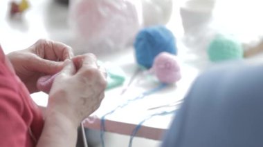 Yaşlı kadın örgü yün iplik pembe eşarp. İğne işi klipleri için arka plan