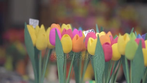 Kleurrijke tulpen gemaakt van hout op de beurs — Stockvideo