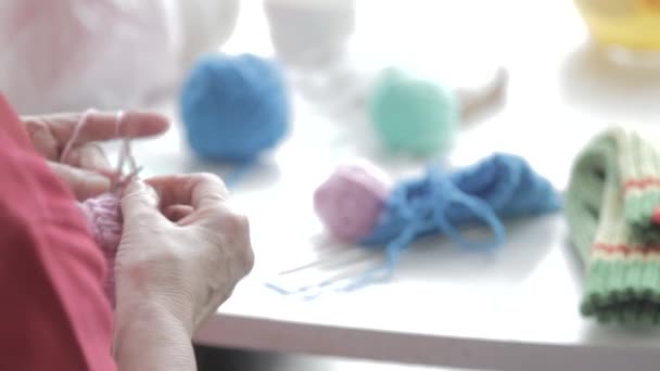 Vue rapprochée des mains de la femme tricot — Video