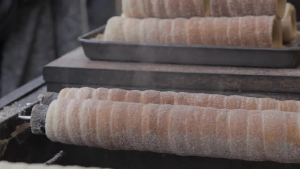 Heerlijke zoete broodjes met suiker gekookt in brand — Stockvideo