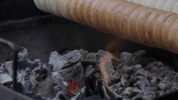 Bereiding van zoete gebakjes op brand. de warmte van de kolen bakt zoete gebakjes op de beurs — Stockvideo
