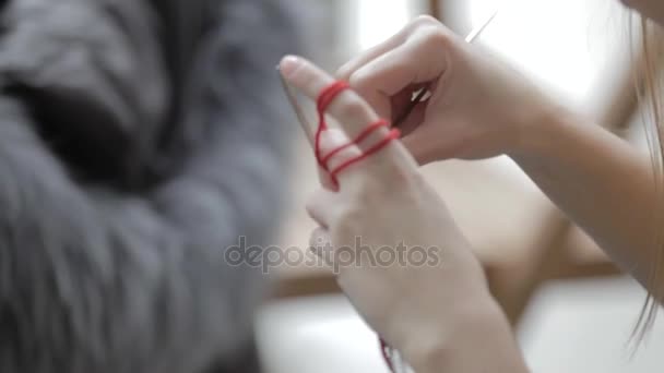 Gros plan sur le tricot des mains — Video