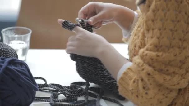 Dziewczyna crochet koc dla swojego dziecka, sprawia, że szalik dziany — Wideo stockowe