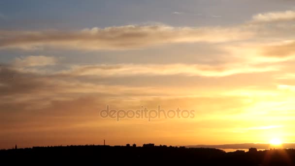 Mooie zonsopgang boven Praag. Avondlucht over de stad — Stockvideo