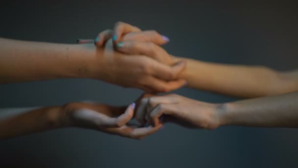 Dois pares de mãos femininas a tocarem-se. Doninha feminina à mão com uma manicure turquesa e roxa — Vídeo de Stock