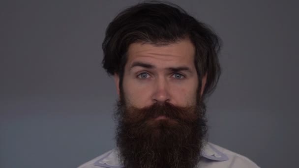 Медленное движение: бородатый человек поднимает левую и правую брови. Лицо мужчины с бородой в движении — стоковое видео