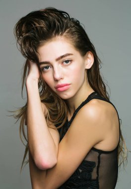 uzun süre ıslak saçlı güzel kız