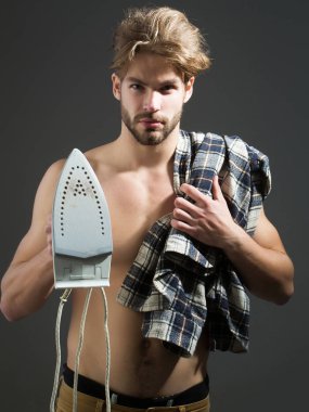 Demir ile seksi üstsüz erkek