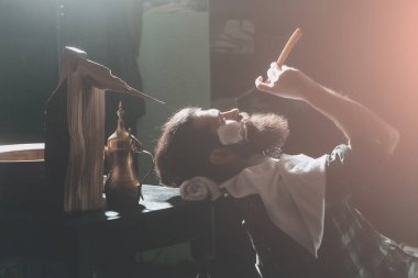 Sakal tıraş olan sakallı adam