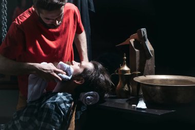 Sakallı adam tıraş vardır