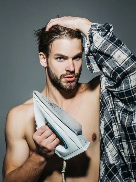 Demir ile seksi gömleksiz adam