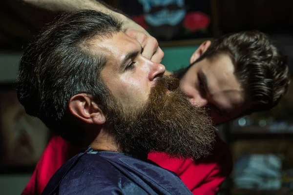 Przystojny, brodaty mężczyzna w fryzjera — Zdjęcie stockowe