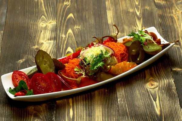 Вкусные маринованные овощи на тарелке — стоковое фото