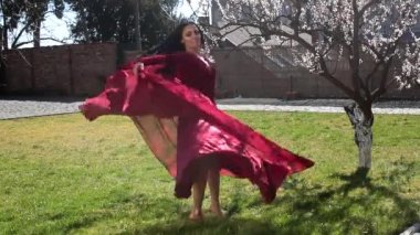 Avluda güzel bir kadının Kırmızı elbiseli güzel bir ihale dansı