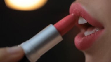 Dudaklarında ruj dotting