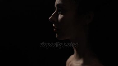 Güzel bir kızın profil siyah bir arka plan üzerinde kapat