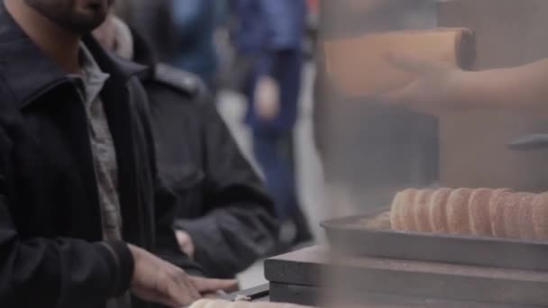 Туристы покупают уличную еду в Праге — стоковое видео