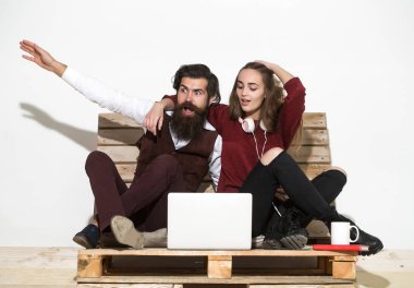 Şok genç çift dizüstü bilgisayar kullanmak