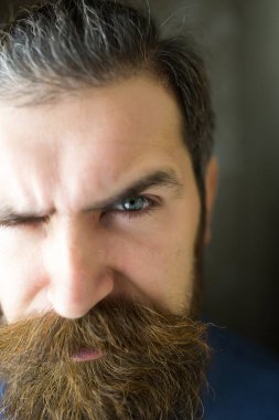 Sakallı bıyıklı ciddi adam