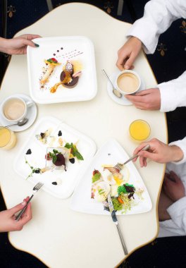 yiyecek ve içecekler ile el