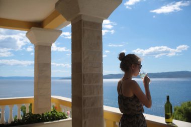 şarap ile balkonda güzel kadın