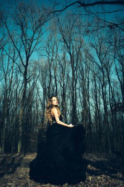 ormandaki zarif genç kadın