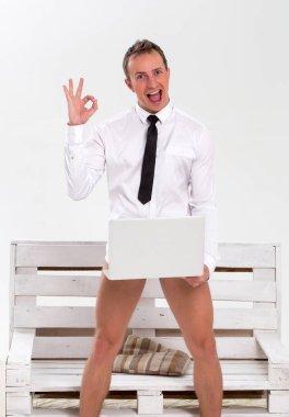 dizüstü bilgisayar ile ciddi iş adamı