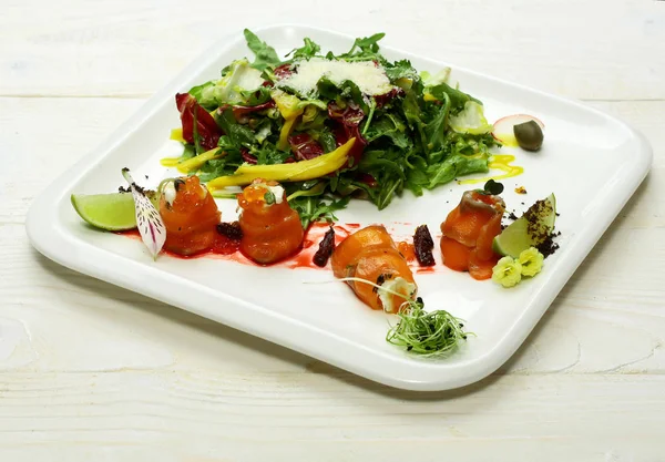Rote Fischbrötchen und Salat — Stockfoto
