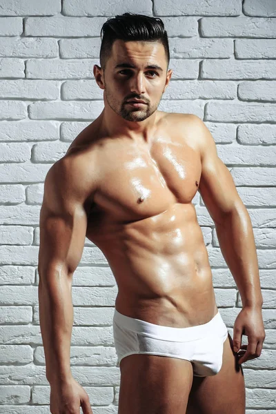 Yakışıklı adam veya kas maço